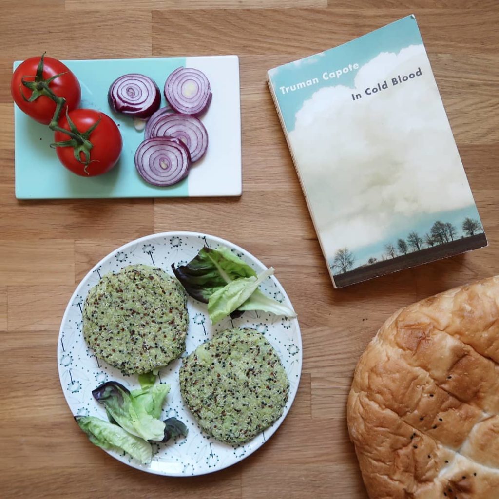 Livre De sang froid de Truman Capote avec les ingrédients d'une hamburger végétarien