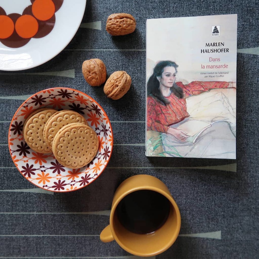Livre Dans la mansarde de Marlen Haushofer au petit-déjeuner : café, biscuits, noix