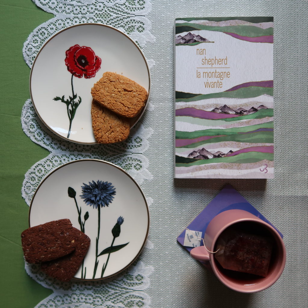 Livre La montagne vivante de Nan Shepherd au moment du tea time