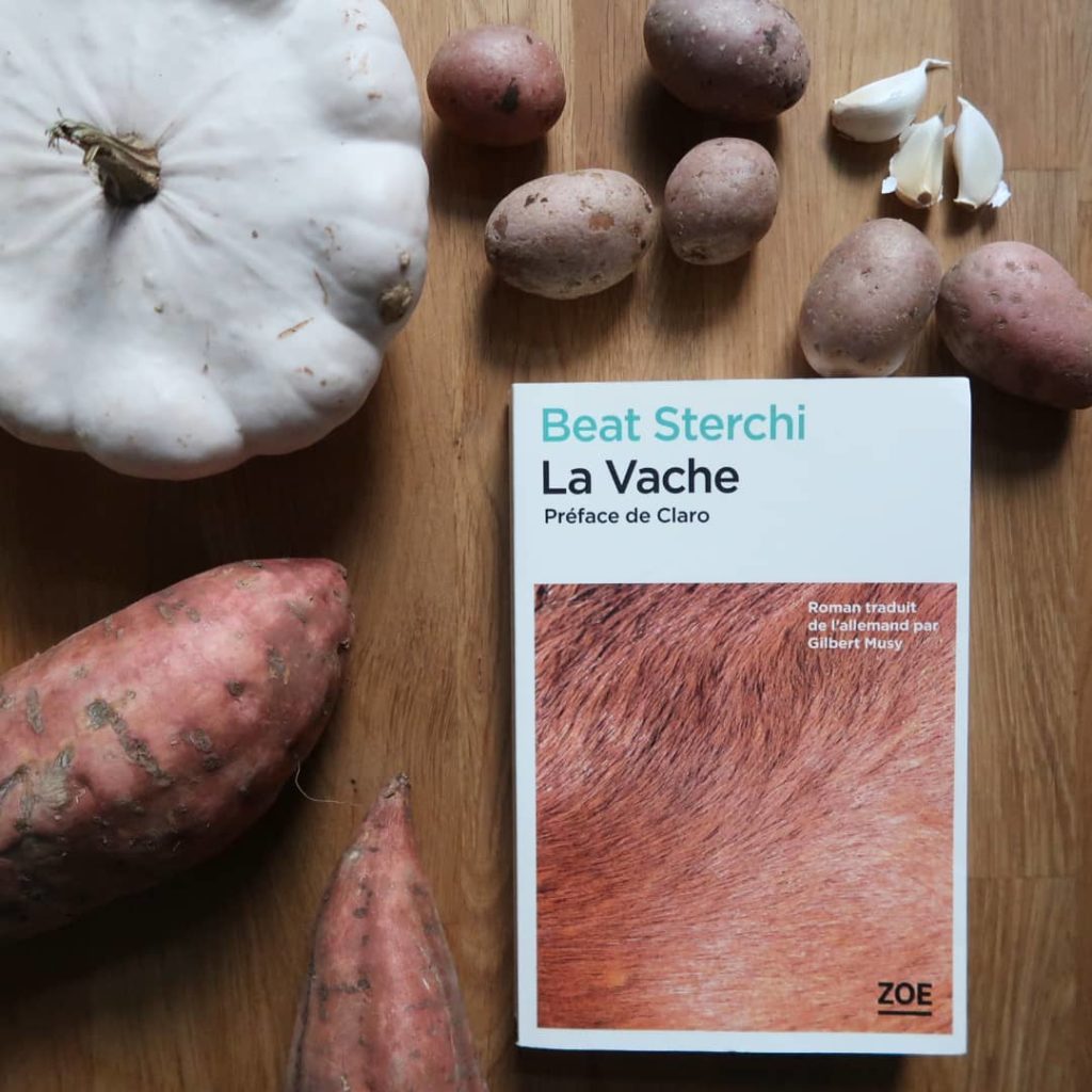 Livre La Vache de Beat Sterchi avec des légumes de saison